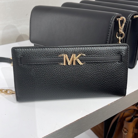 MICHAEL KORS
Reed Large Pebbled Leather Snap Wallet
Style# 35S3G6RE3L
Black
NWT - Picture 4 of 16